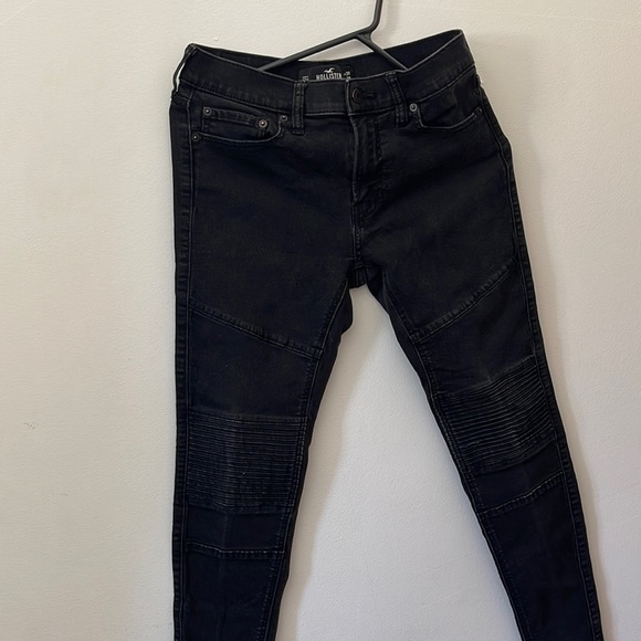 It is a black hollister w30 and L30 pants - Picture 1 of 3